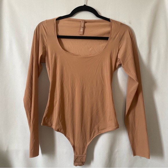 Skims Essential Scoop Neck Long Sleeve Thong Bodysuit Womens L Sheer Nude - Picture 1 of 14